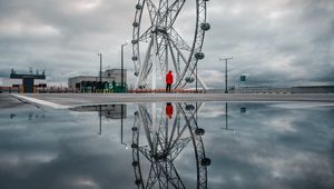 Preview wallpaper ferris wheel, man, alone, reflection