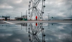 Preview wallpaper ferris wheel, man, alone, reflection