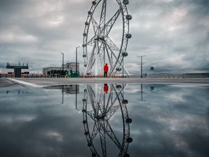 Preview wallpaper ferris wheel, man, alone, reflection