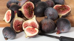 Preview wallpaper figs, fruit, cutting board