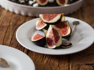 Preview wallpaper figs, fruit, slices, plate