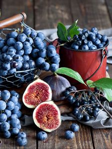 Preview wallpaper figs, grapes, blueberries