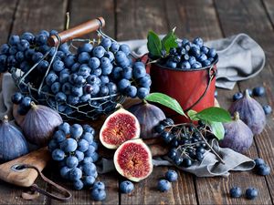 Preview wallpaper figs, grapes, blueberries