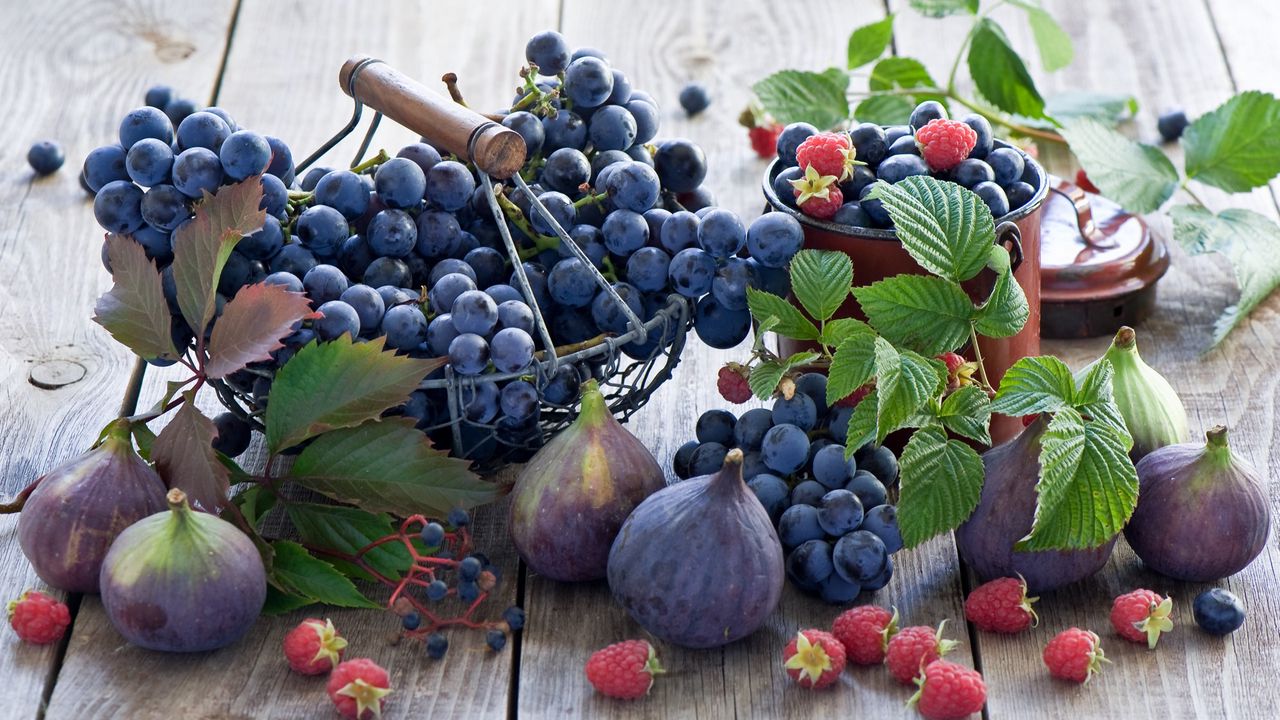 Wallpaper figs, grapes, raspberries, crockery