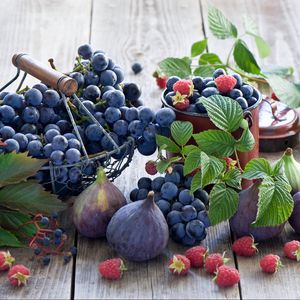 Preview wallpaper figs, grapes, raspberries, crockery
