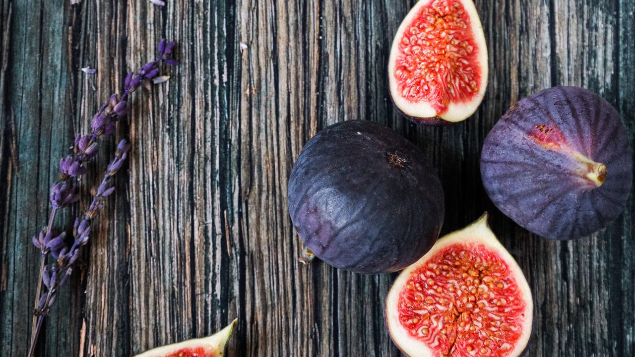 Wallpaper figs, lavender, fruits, slices