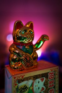 Preview wallpaper figurine, cat, gold, backlight