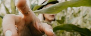 Preview wallpaper fingers, hand, touch, leaves, silhouette