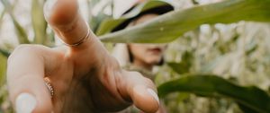 Preview wallpaper fingers, hand, touch, leaves, silhouette