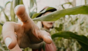 Preview wallpaper fingers, hand, touch, leaves, silhouette