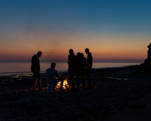 Preview wallpaper fire, camping, silhouettes, rest, beach