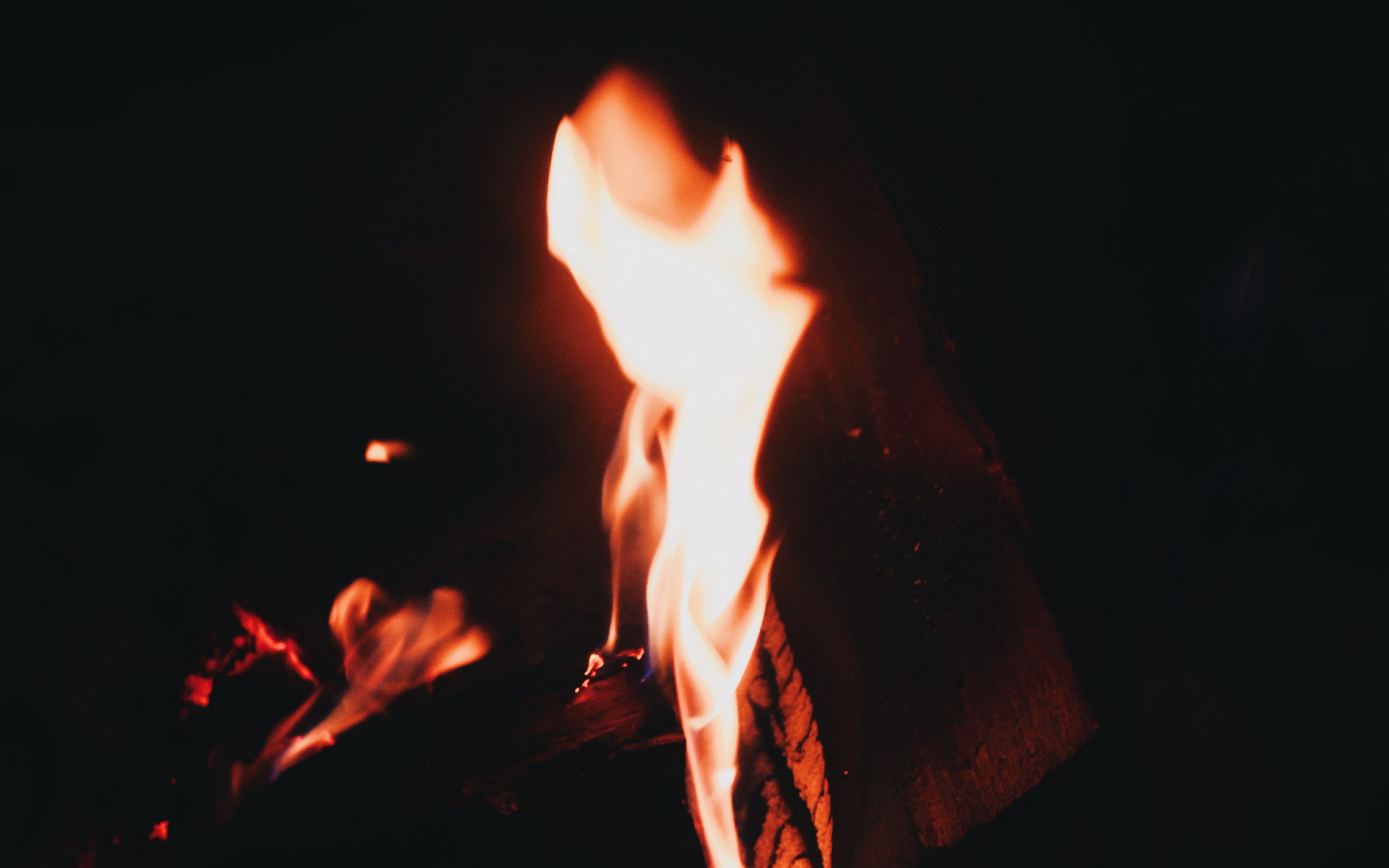 Горло горит огнем. Ночной костер зимой. Как горит огонь. Ночное пламя. Ночной костер обои.