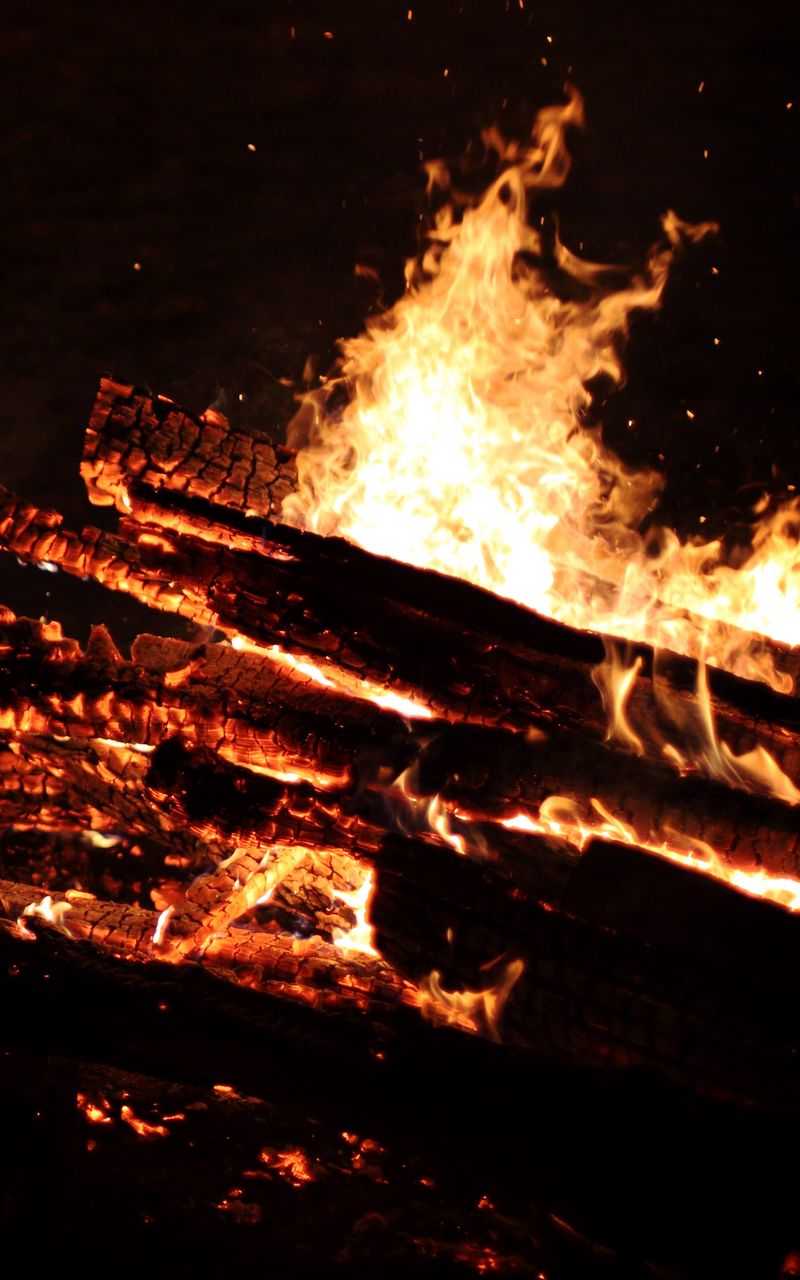 800x1280 Wallpaper fire, logs, darkness, sparks