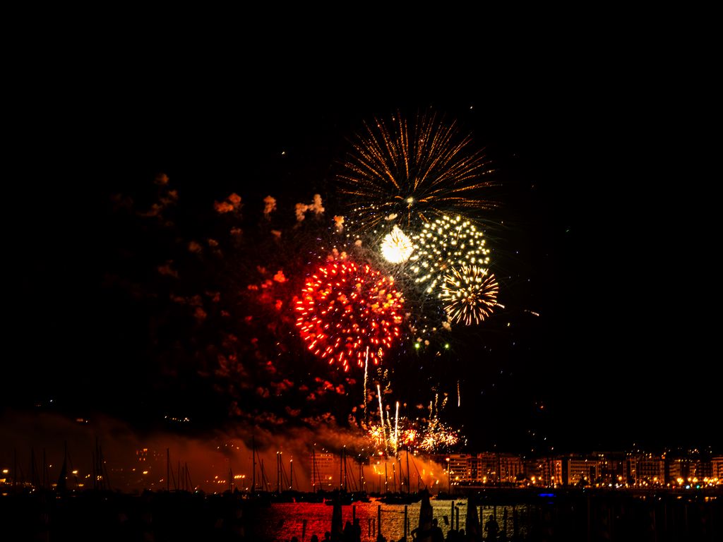 1024x768 Wallpaper fireworks, salutes, lights, glow, holiday, night, dark