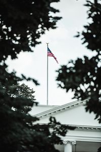 Preview wallpaper flag, usa, building, trees