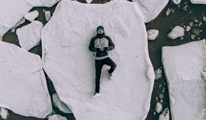 Preview wallpaper floe, man, snow, winter, travel