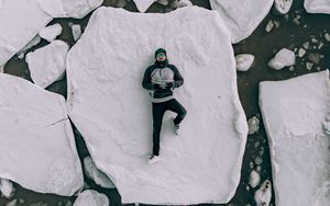 Preview wallpaper floe, man, snow, winter, travel