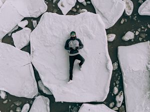 Preview wallpaper floe, man, snow, winter, travel