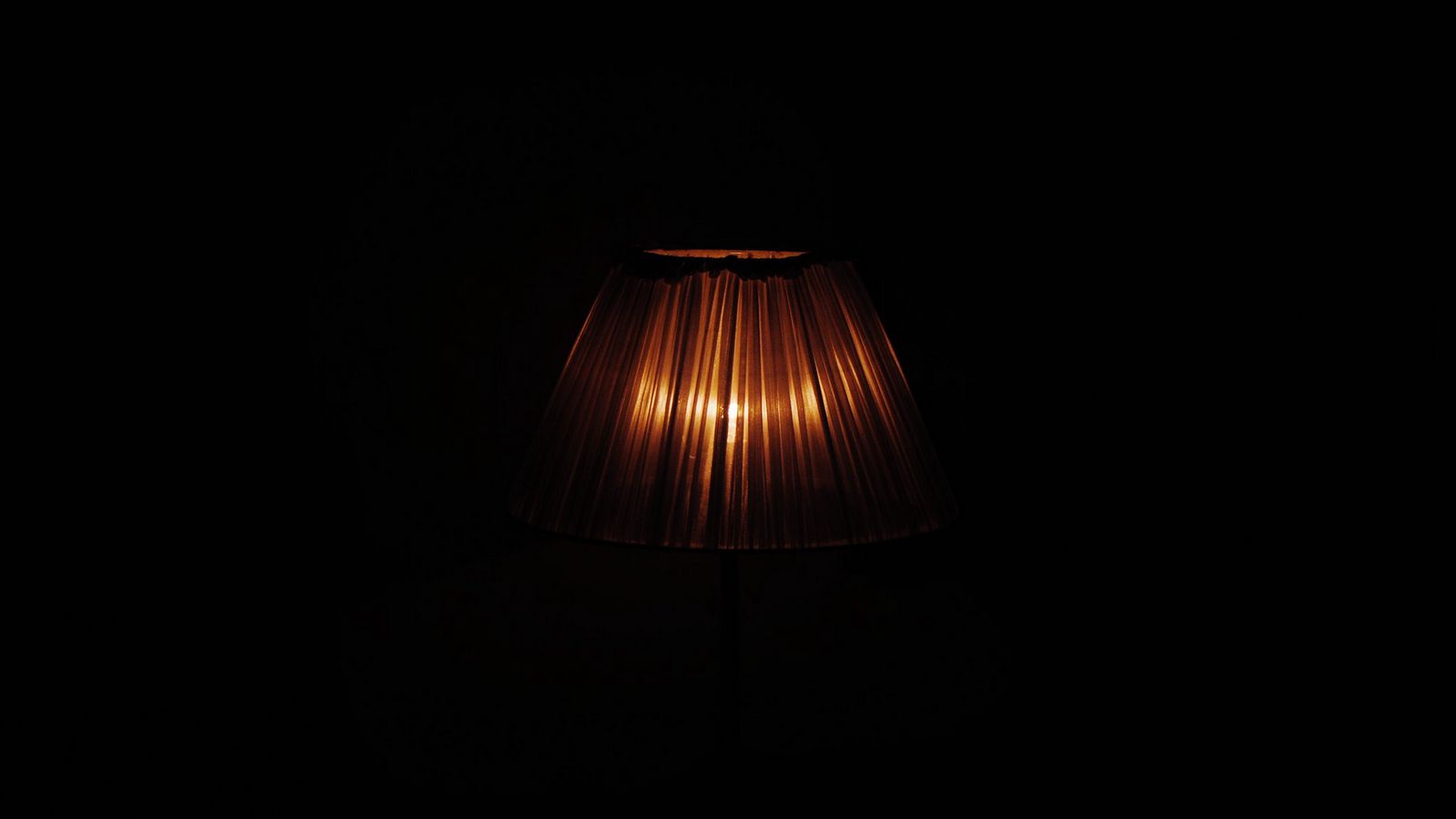 Download wallpaper 1600x900 floor lamp, lamp, dark widescreen 16:9 hd