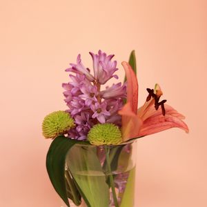 Preview wallpaper flowers, bouquet, glass, minimalism