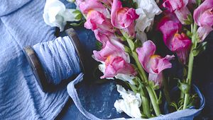 Preview wallpaper flowers, bouquet, thread, pink, white