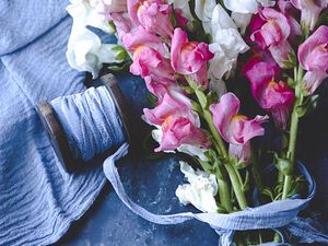 Preview wallpaper flowers, bouquet, thread, pink, white