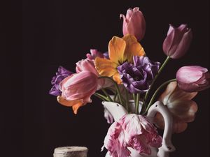 Preview wallpaper flowers, bouquet, vase, books, aesthetics