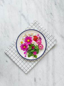 Preview wallpaper flowers, chamomile, plate, cloth