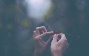 Preview wallpaper flowers, hands, fingers, macro