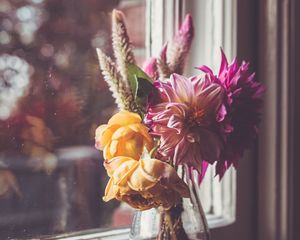 Preview wallpaper flowers, petals, bouquet, vase, window
