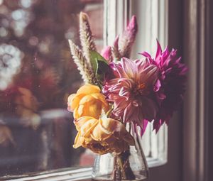 Preview wallpaper flowers, petals, bouquet, vase, window