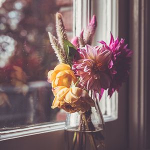 Preview wallpaper flowers, petals, bouquet, vase, window