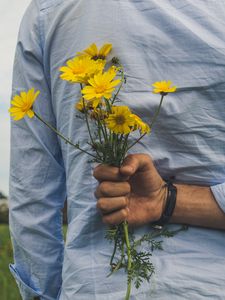 Preview wallpaper flowers, yellow, bouquet, hand, back