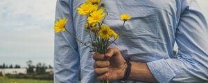 Preview wallpaper flowers, yellow, bouquet, hand, back