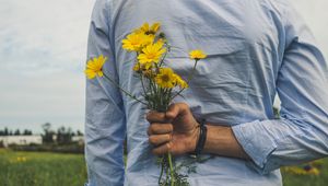 Preview wallpaper flowers, yellow, bouquet, hand, back