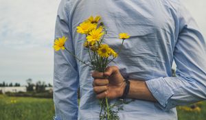 Preview wallpaper flowers, yellow, bouquet, hand, back