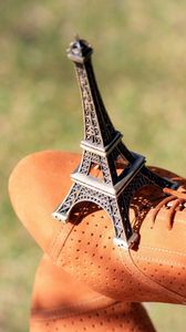 Preview wallpaper foot, eiffel tower, shoes, shoelaces, grass