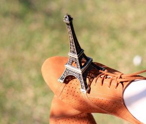 Preview wallpaper foot, eiffel tower, shoes, shoelaces, grass