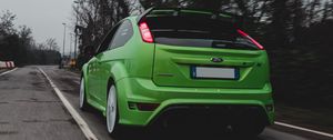 Preview wallpaper ford focus, ford, car, green, road, speed