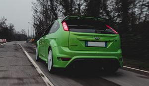 Preview wallpaper ford focus, ford, car, green, road, speed