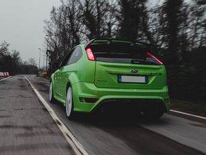 Preview wallpaper ford focus, ford, car, green, road, speed