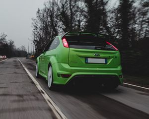 Preview wallpaper ford focus, ford, car, green, road, speed