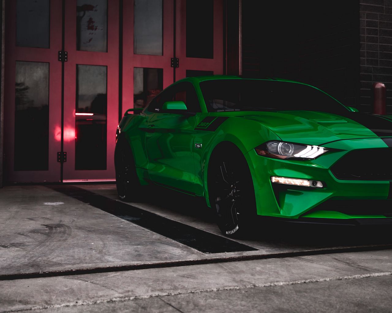 Download wallpaper 1280x1024 ford mustang, ford, car, green, sportscar ...