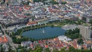 Preview wallpaper fountain, pond, buildings, city, bergen, norway
