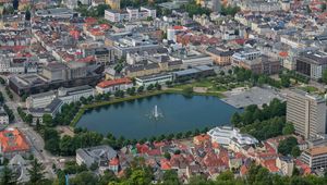 Preview wallpaper fountain, pond, buildings, city, bergen, norway