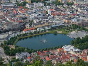 Preview wallpaper fountain, pond, buildings, city, bergen, norway