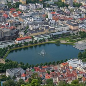 Preview wallpaper fountain, pond, buildings, city, bergen, norway