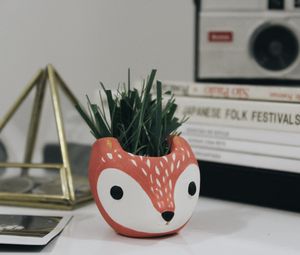 Preview wallpaper fox, vase, grass, table