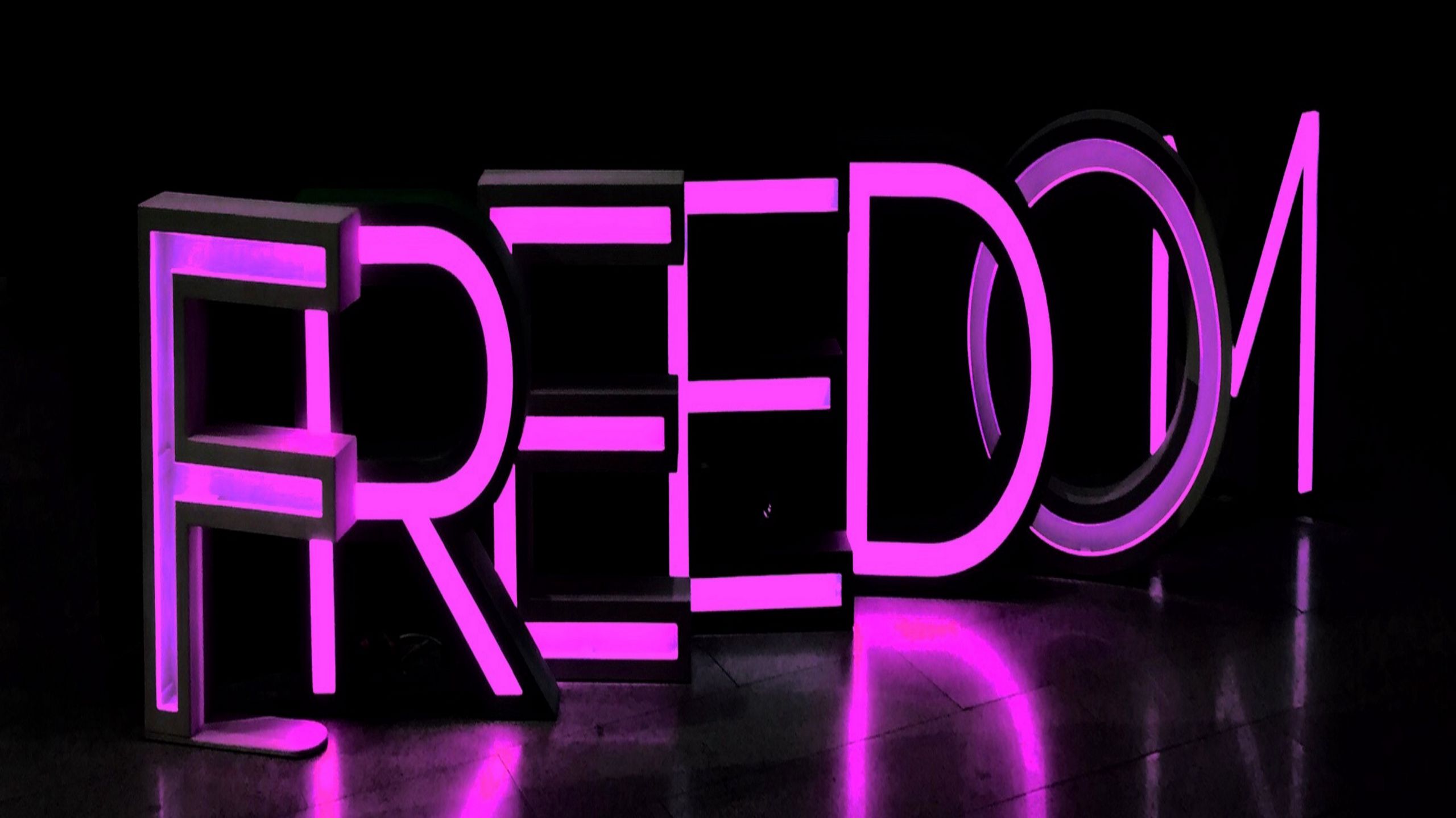 Download Wallpaper 2560x1440 Freedom Neon Inscription Purple