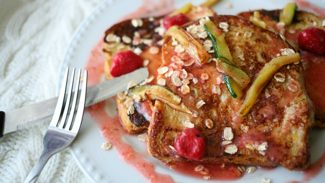 Wallpaper french toast, courgette, sauce, strawberry
